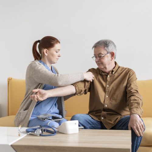 medium-shot-nurse-checking-man medium-shot-nurse-checking-man
